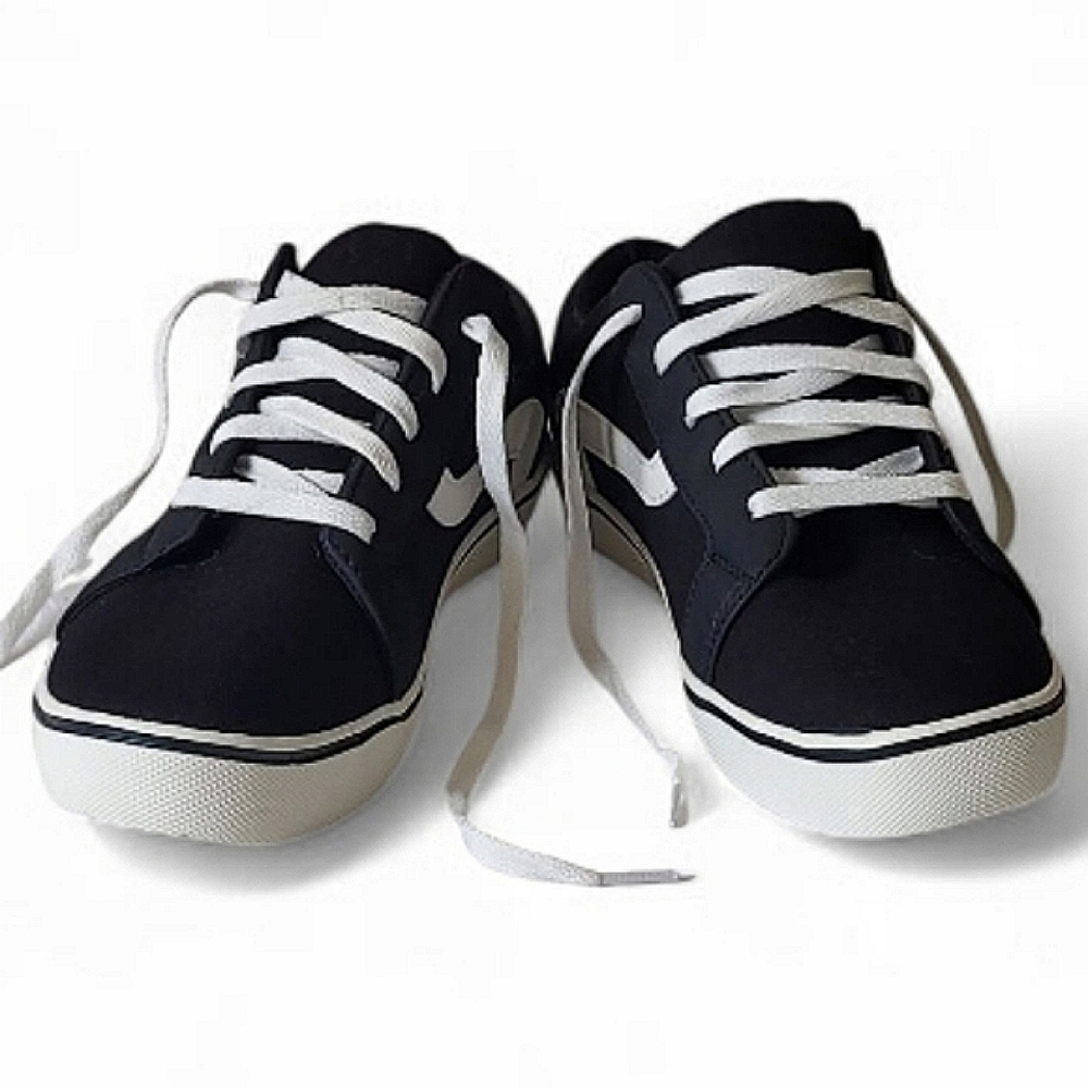 🆕️ Black & White Canvas Sneakers - Picture 5 of 11
